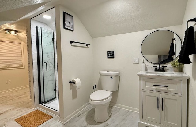 Trailside KC - Walk to Arrowhead on the beautiful, paved Rock Island Trail