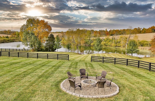 Sleeps 26, Hot Tub, Sauna, Privacy on 5 acres