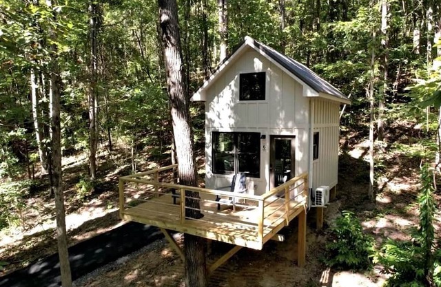 Lofted Romantic Tree House Immersed in Nature in Alabama