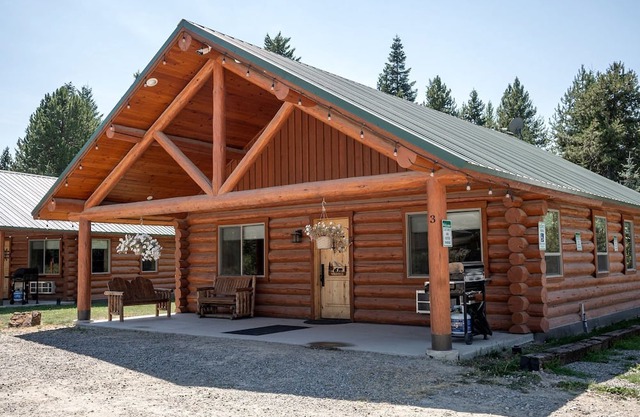 Spacious Luxury Cabin with Bunk Room & Nature Trail Access near Bonners Ferry, Idaho