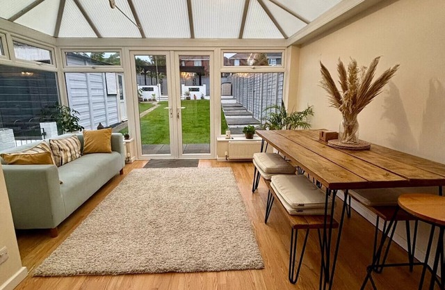 Portchester Stay – Spacious 3-Bed Chalet Bungalow with Garden & Parking