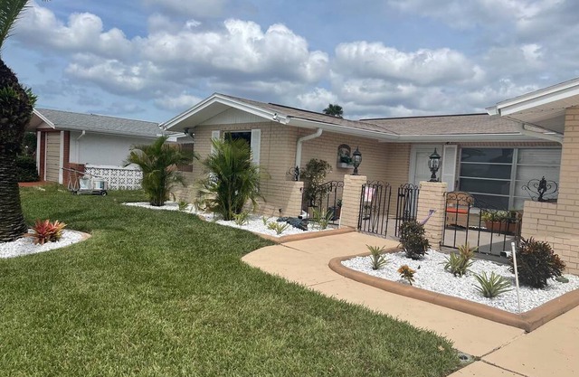 Charming 2-bedroom pool house in perfect Port Richey with AC