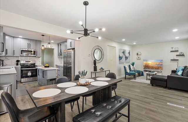 AeroStay Retreat – 4BR Home Near O’Hare Airport!