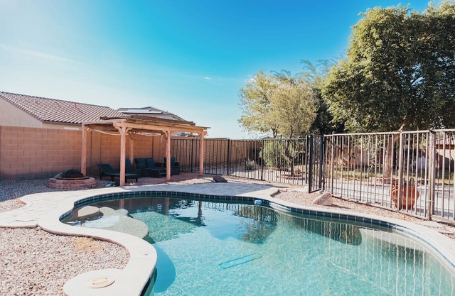 4Br Desert Resort/Large Yard w/Heated Pool