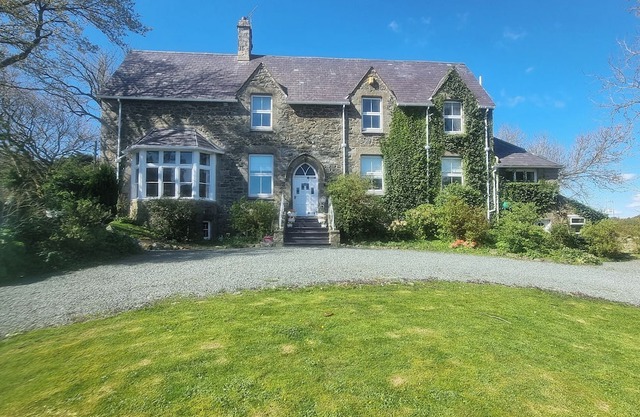 ASHLEIGH HOUSE, family friendly, character holiday cottage in Gaerwen