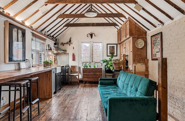 Pass the Keys | Cosy Flat, historic 1880 coach house, North London