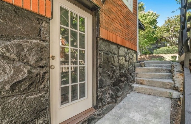 Charming 1 bedroom 1 bath unit A . 5-10 mins walk from UAB. Perfect location.