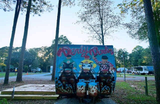 KY Derby-themed glamper nestled in a beautiful treed area of the park. Sleeps 2-3, futon + drop-down table for 2nd bed. Staying here entitles our guests to access all of the park's amenities like the sparkling pool and spa with waterfall and cave gro