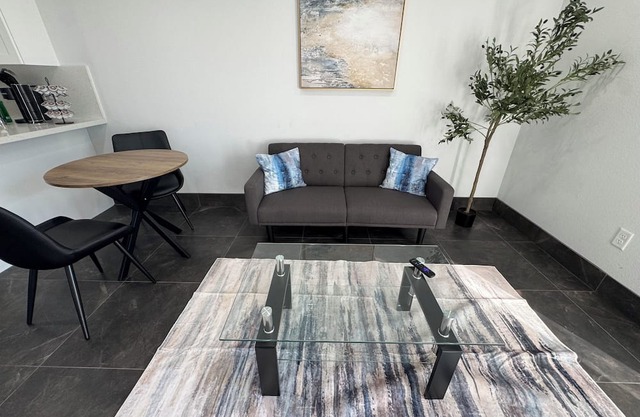 Clewiston Comfort #7 – Contemporary 1BR Gem