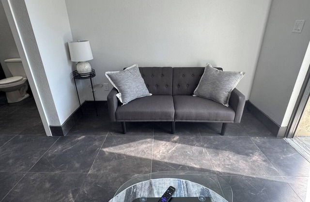 Clewiston Comfort #4 – Stylish 1BR Hideaway