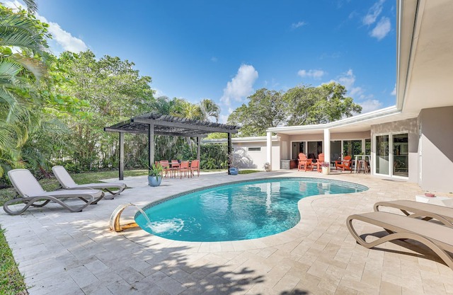 Relax in the Sun! Gem 1 Mi to Las Olas Beach