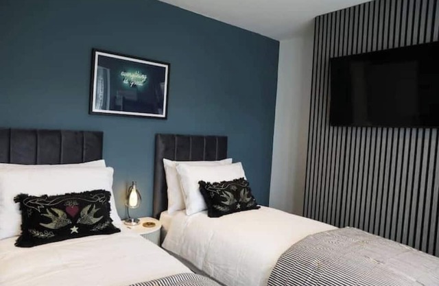 Cosy Refurbished 4-Bed Home | Double Parking | Near Legoland & Reading