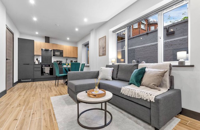 Luxury 1 Bedroom Flat with private patio Sleeps 4