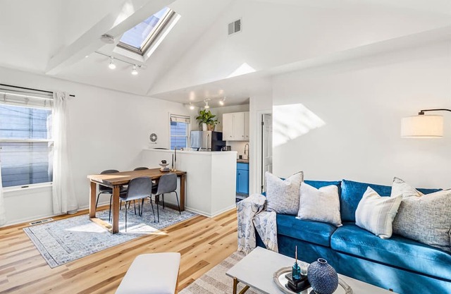 Private Cozy Cottage House in Lincoln Park w/ Porch