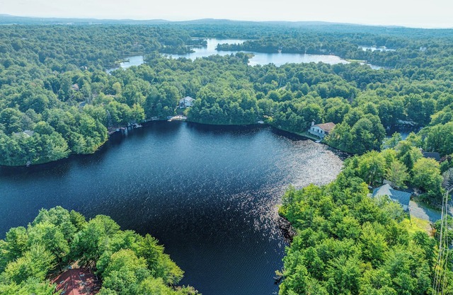 Spacious 5BR Poconos Long Pond - Emerald Lake - Hot Tub Central Poconos