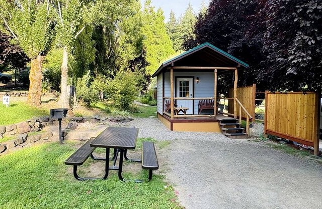 Cozy Cabin near Trailheads and Waterfalls in the Umpqua National Forest, Oregon