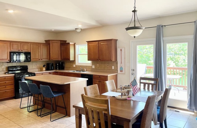 Serene retreat with lake views. Long-term rental and family friendly.