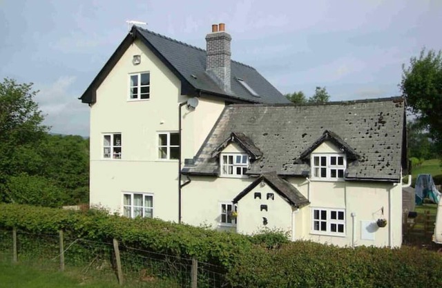 Cosy rural cottage in mid Wales