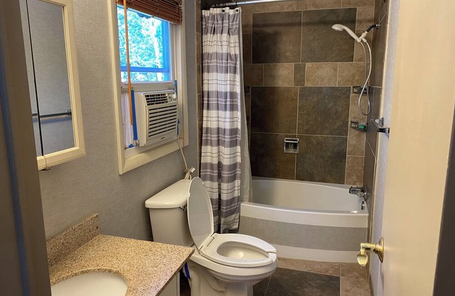 Comfortable 4 Person Cottage with North Fork of the Shenandoah River Access