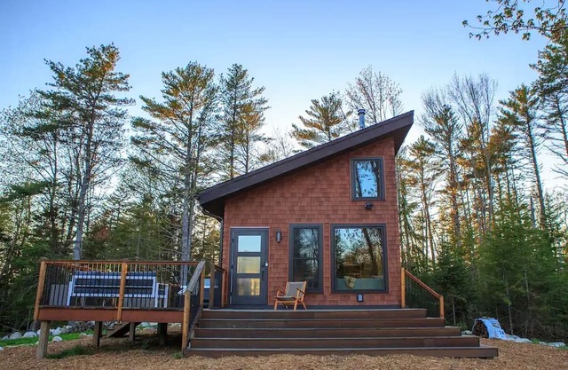 Modern & cozy cabin on 6 acres, ~45 mins to Acadia