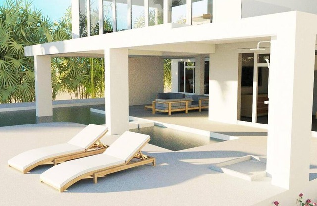 Beachfront 5 bedroom Hibiscus House Villa, Private Beach. Awesome Pool &Pier
