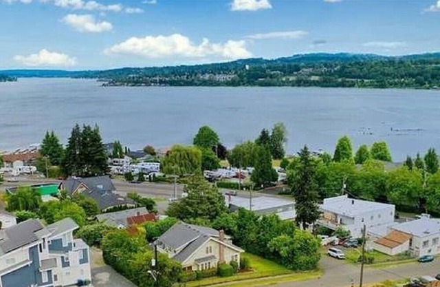 White Serenity w/Water View: Spacious 5BR/3BA by Seattle/Renton/Seatac