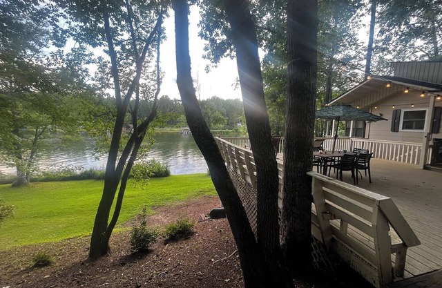 LAKEHOUSE 2-bedroom with dock and outdoor dining in Tamassee