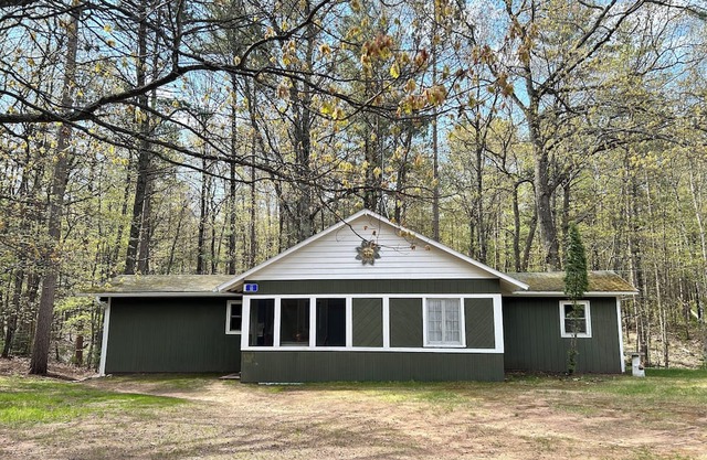 Creekside Oasis ~ Terrific 3-bedroom Cabin in Hazelhurst, Wisconsin