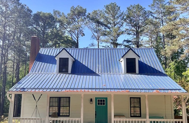 Charming 3-bedroom farmhouse with AC, WiFi in delightful Amelia Court House