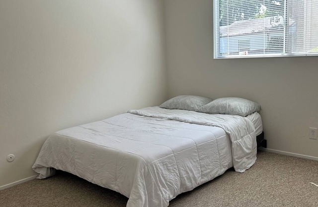 Charming 2-bedroom apartment in delightful Concord with AC