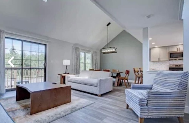 Charming 2-bedroom loft villa in East Stroudsburg with WiFi, fitness room