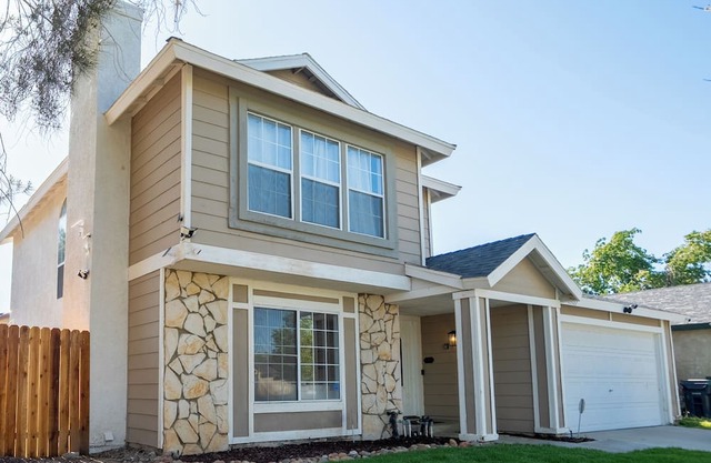 Spacious 4-bedroom house with WiFi and AC in Lancaster