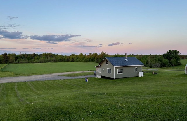 Charming 3-bdrm cabin in Bridgewater. Sits on a farm right on Canadian border