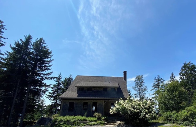 Charming 2-bedroom cottage overlooking Penobscot Bay with WiFi