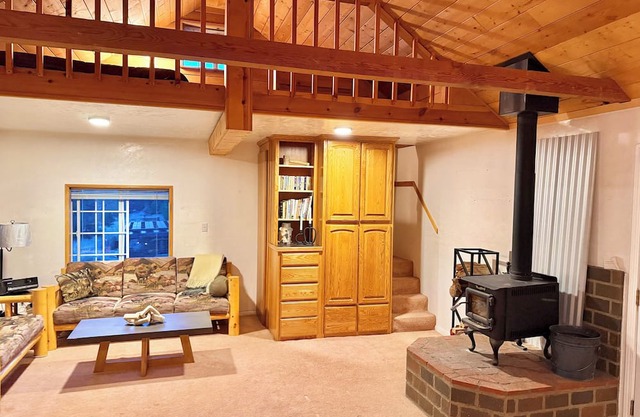 Cozy Bluebird Mountain Cabin by River & Trails - 2BDR and Cozy Perch Loft