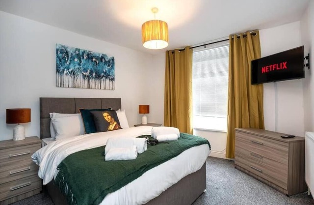 3 Storey House, 2 Bathrooms, Smart Tv's all rooms!