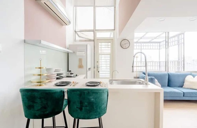 Bright and Spacious Duplex. Abundant natural light