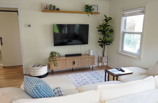 Charming 2-bedroom house in Beautiful Downtown Plymouth - Wifi, washer/dryer