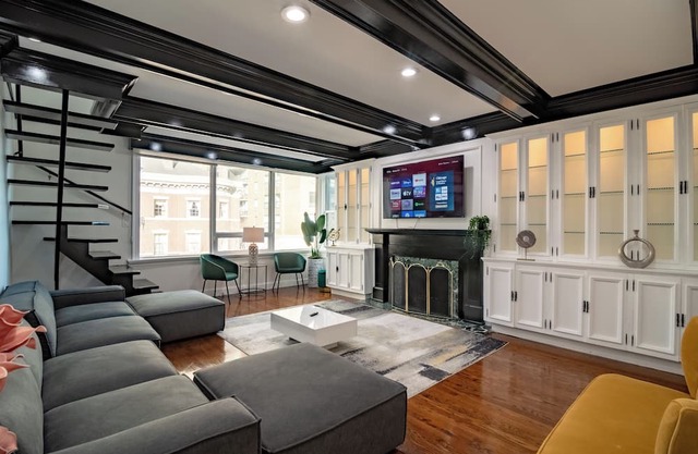 Modern 4BR Gold Coast Duplex w/Jacuzzi & Balcony