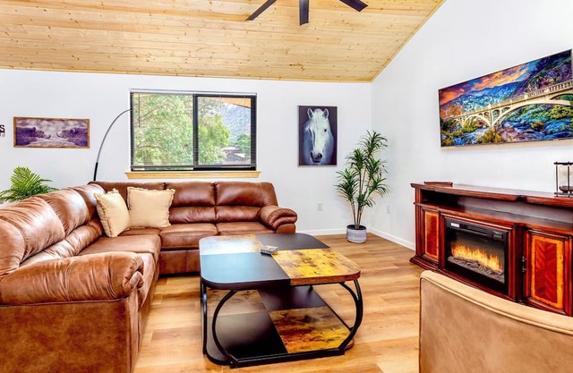 Magnificent view n2-bedroom house in charming Three Rivers with AC, WiFi