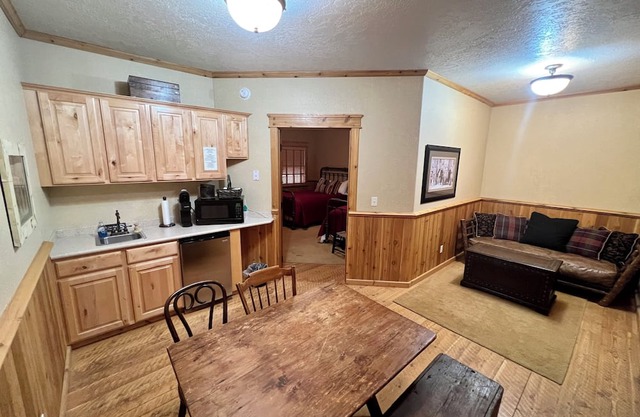 Cozy cabin 2 in at Almo Inn with AC, WiFi near City of Rocks/Castle Rocks Idaho