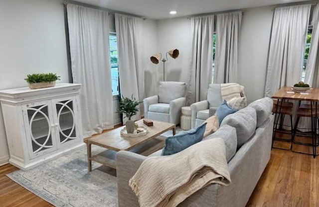 Crimson Comfort @ The Ivy, 2.5 mi from BDS