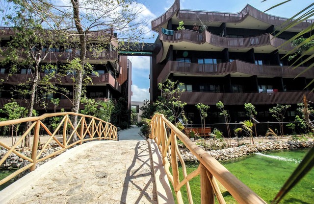 1-bedroom apartment in fabulous Q.R. with WiFi, fitness room, patio jacuzzi.