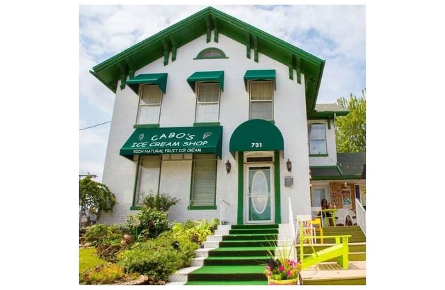 2- BR Cozy Spot in uptown Michigan City with WiFi, AC, Fridge