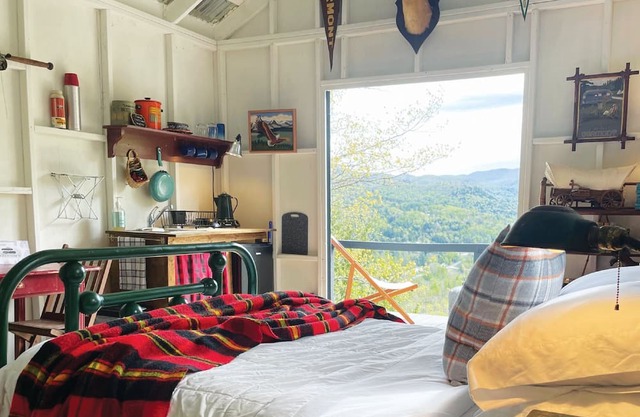 1950s "Retro" Cabin in Vermont w/ Breathtaking Views!