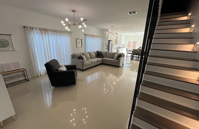 Modern 3bd home - Downtown, Mall, Airport 2min
