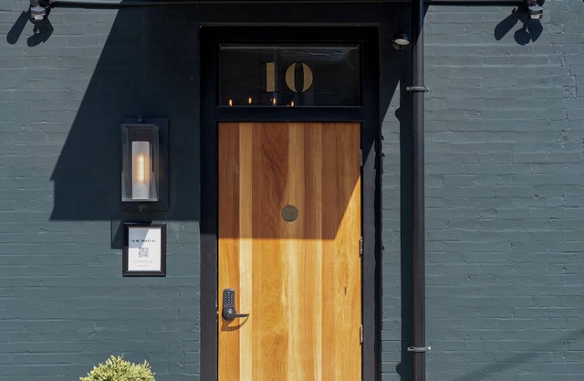 3 King Suite Historic Renovated Building in Wonderful Johnstown, OH