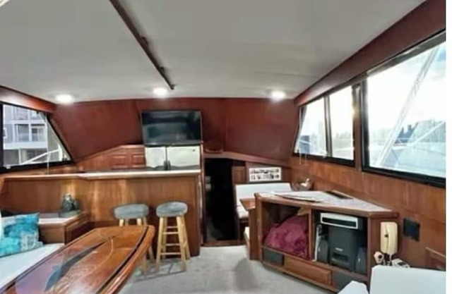 Charming Yacht in lovely Stuart Queen Master Room with Full Bathroom & Smart TV