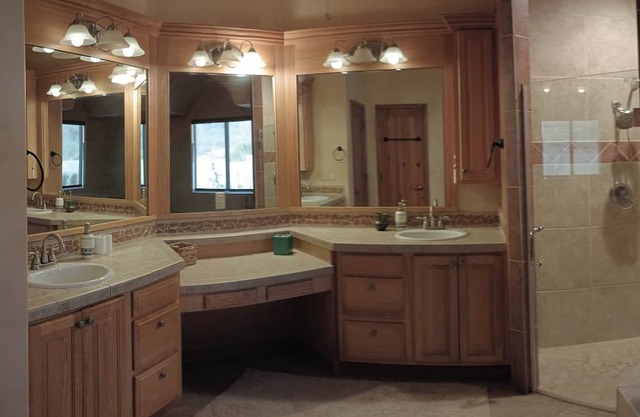 Comfortable home with amazing views, Close to the city, hiking & biking