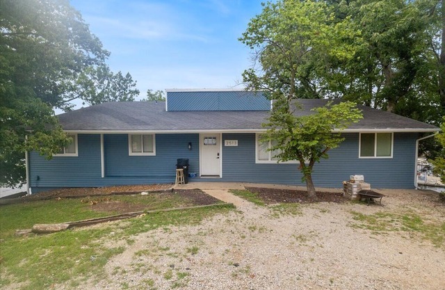 Spacious 5-bedroom house in fabulous Lake Ozark with dock just doors from H-toad